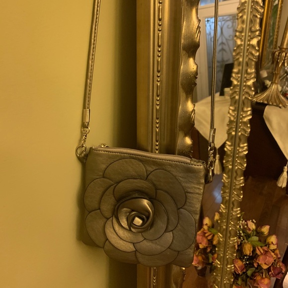 Crossbody blossom purse, pewter in colour. - Picture 4 of 5
